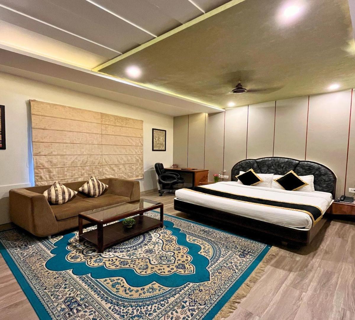 Pura Raghunāth Hotel Runway Inn מראה חיצוני תמונה