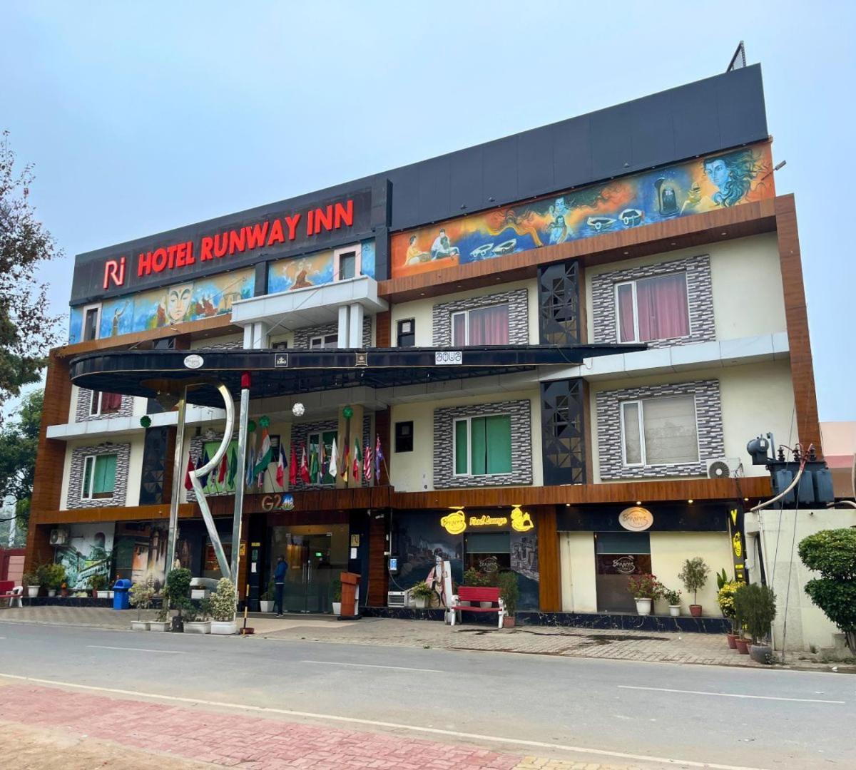Pura Raghunāth Hotel Runway Inn מראה חיצוני תמונה